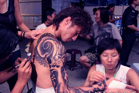 谢霆锋赤裸秀半甲纹身图案