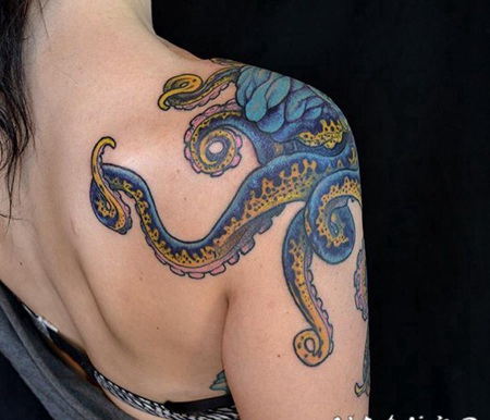 精美的大章鱼和船锚的纹身图案