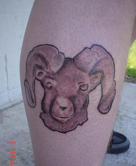 小腿上的羊头纹身图案