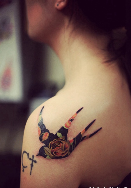 肩部玫瑰燕子创意纹身图案