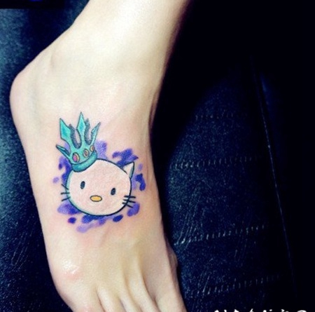 脚背卡通猫咪与皇冠纹身图案