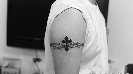 手臂十字架蔓藤臂环纹身图案