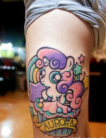 腿部彩色卡通独角兽纹身图片