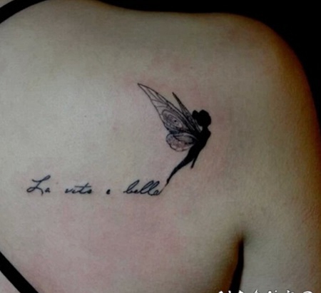 后背上的小精灵字母纹身图案