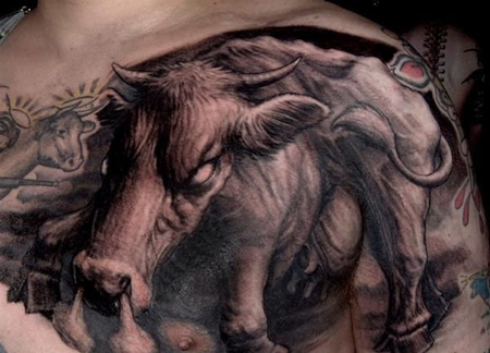 胸前的牛纹身图案