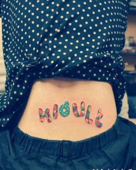 女生后腰彩色卡通英文字母纹身图案