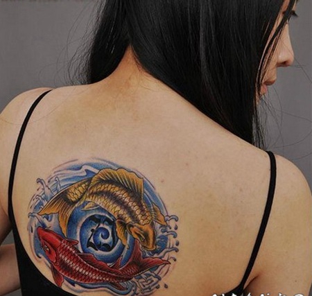 背部两条彩色的鲤鱼纹身图案