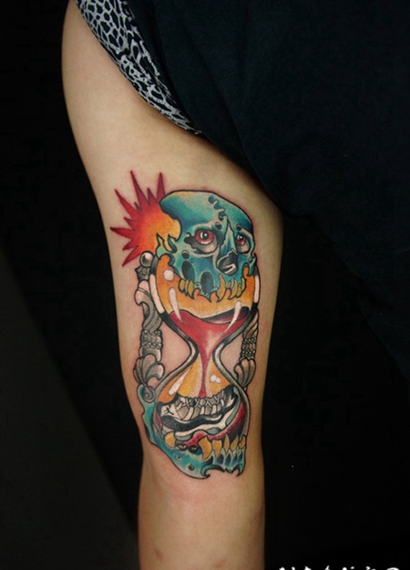 腿部骷髅与沙漏纹身图案