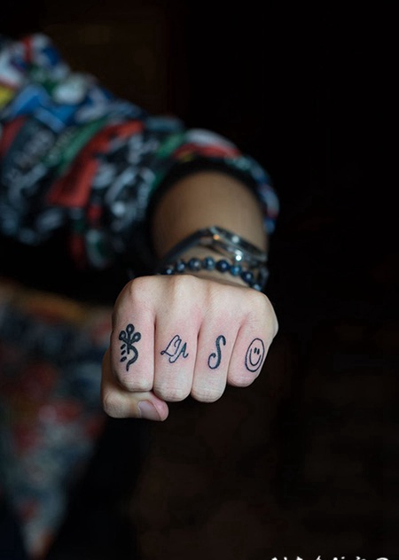 手指可爱字母笑脸符号纹身图案