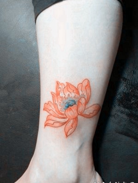 女性脚踝莲花刺青图片