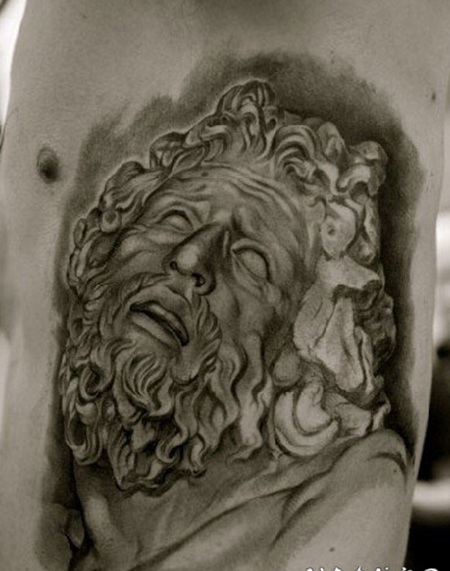 男性胸侧耶稣肖像纹身图案