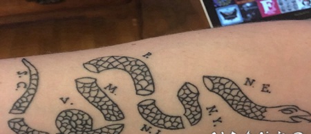 黑色抽象线条纹身动物手臂眼镜蛇纹身图片