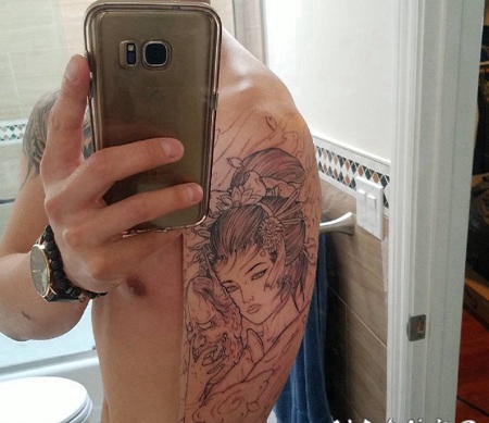 男性黑色日本风格纹身线条手臂艺妓纹身图片