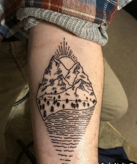 男性黑色手臂山水纹身几何图简单个性线条纹身图片