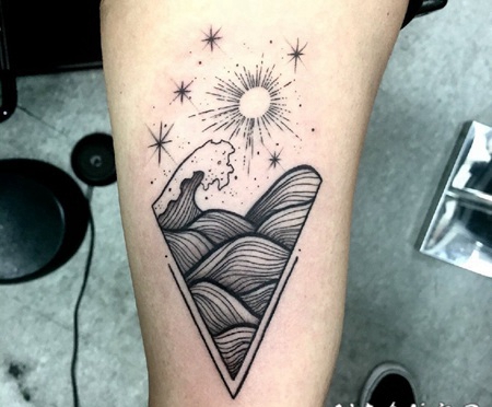 手臂上黑色抽象线条纹身太阳浪花纹身海浪纹身图片