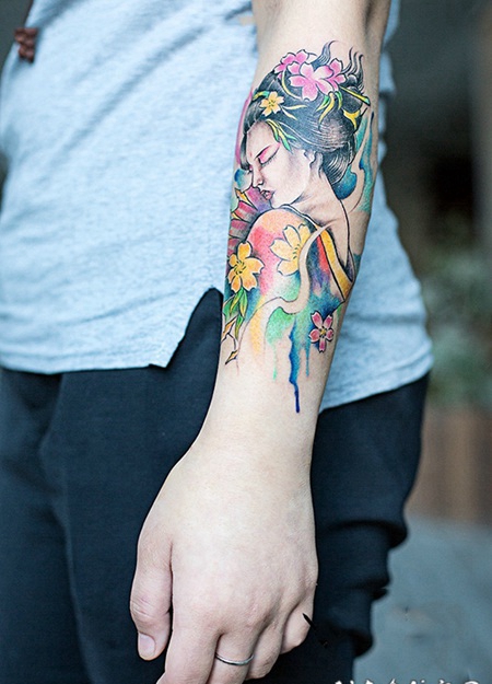 手臂艺妓肖像花蕊彩绘纹身图案