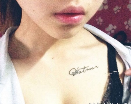 性感优雅的锁骨英文字母刺青图案