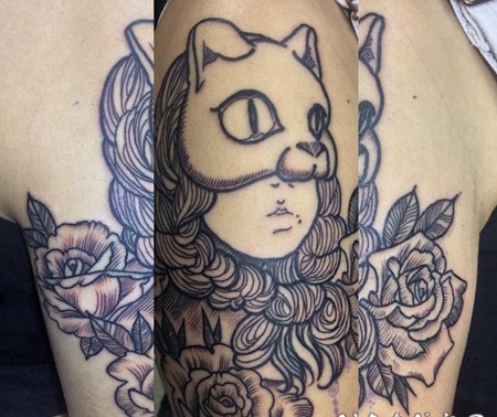手臂黑色粗线条纹身玫瑰花围绕猫面具女孩纹身图片