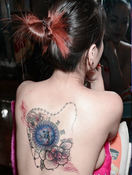 时尚美女背部个性钟表花卉纹身图案
