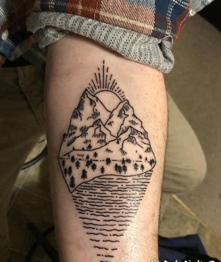 手臂上的菱形黑色线条风格山水和太阳纹身图片