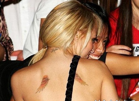 妮可里奇背部天使翅膀纹身图案