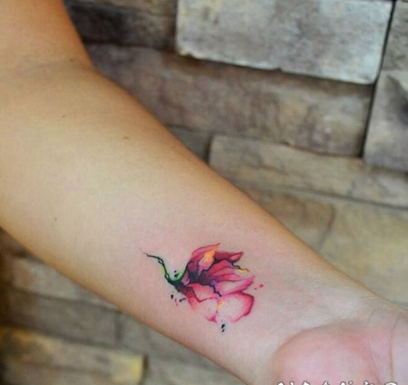手腕处小小的彩绘花朵纹身图案