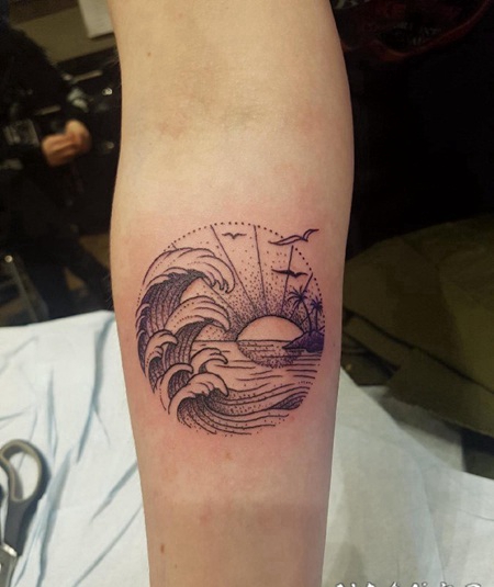 手小臂上精致的几何圆形里的海浪景色纹身