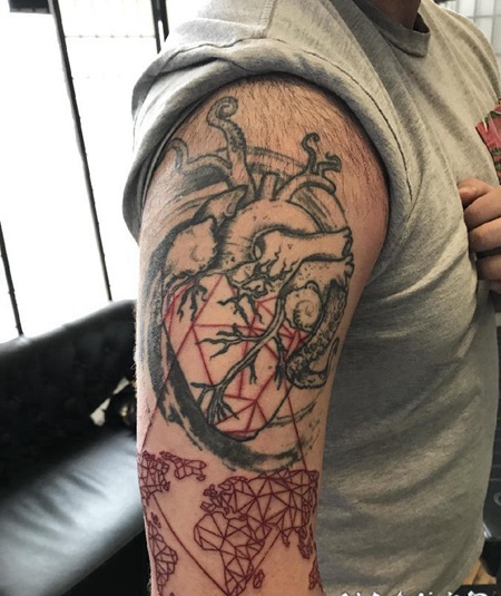 男性航海主题半袖心脏世界地图和指南针纹身