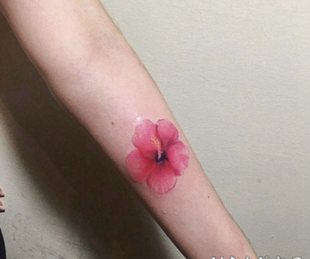 一朵鲜艳的花朵手臂纹身图案