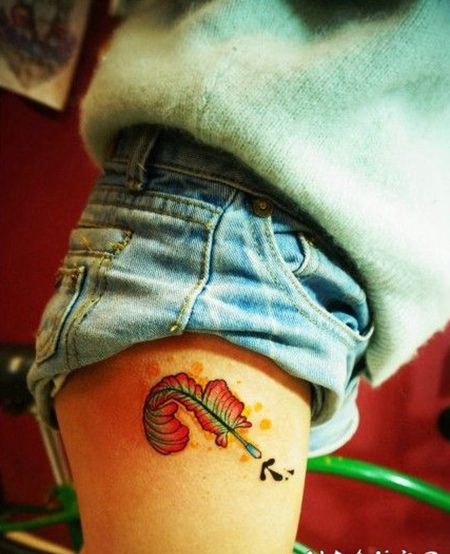 大腿彩色羽毛纹身图案