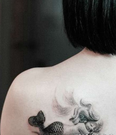 背部水墨小美人鱼纹身图案