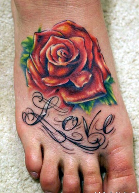 脚背个性的花体英文和玫瑰纹身图案