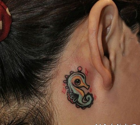 小海马耳后可爱的小海马纹身图案