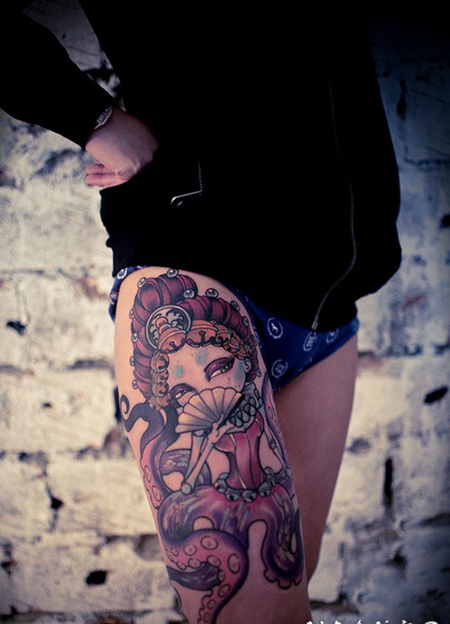 大腿彩绘章鱼女郎纹身图案