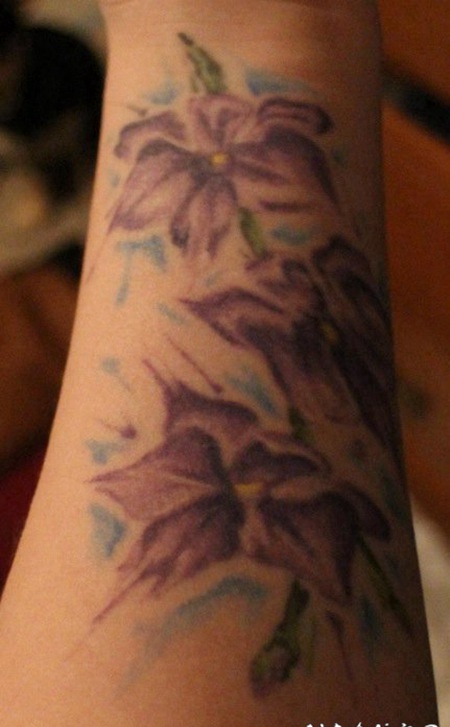 手臂上的紫色花朵纹身