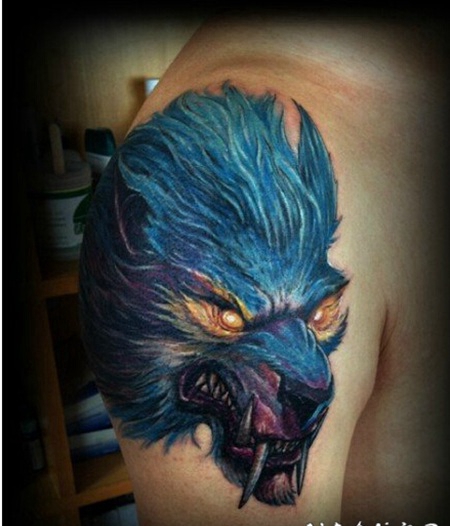 手臂上超酷凶恶的狼头纹身图案