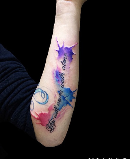 手臂彩绘英文字母纹身图案