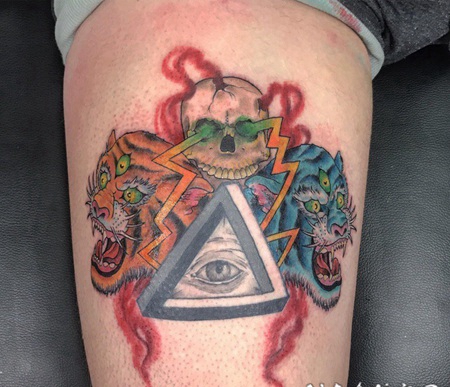 大腿上的骷髅头三眼老虎和上帝之眼纹身