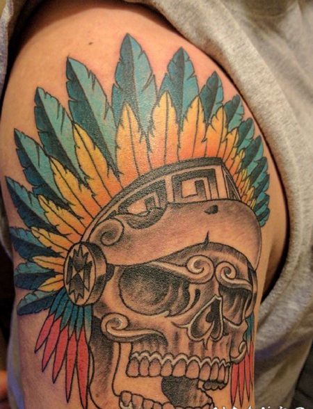 右手大臂膀上帅气的印第安风格骷髅头纹身