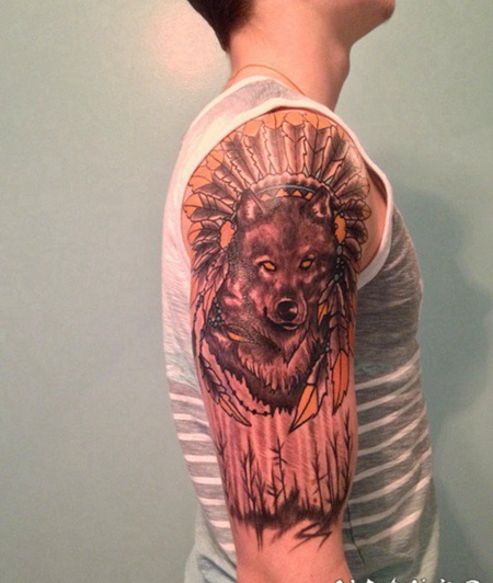 男生右手大臂上帅气的印第安风格狼纹身