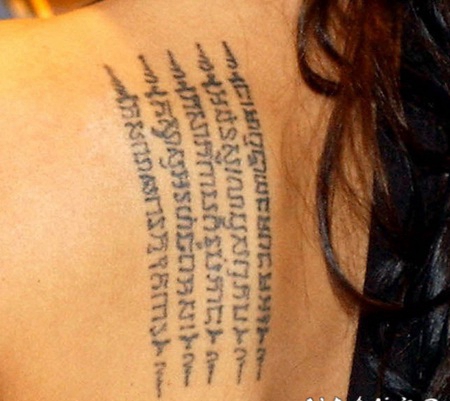 安吉丽娜朱莉后背经文纹身图案