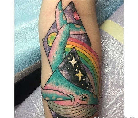 手臂彩色纹身鲸鱼纹身星球纹身彩虹几何纹身图片
