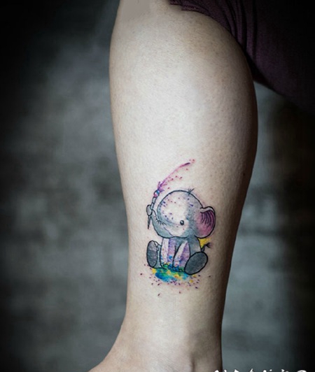 腿部彩绘可爱小象纹身图案