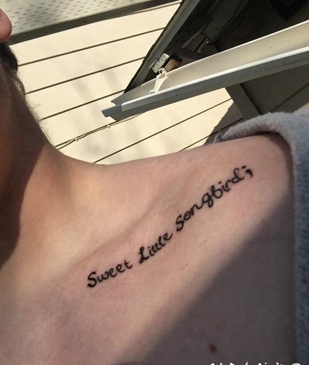 女孩锁骨上清新的一小行英文字纹身