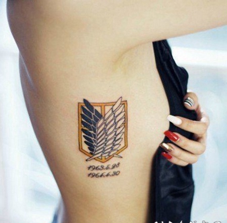 美女侧肋黑白翅膀纹身图片