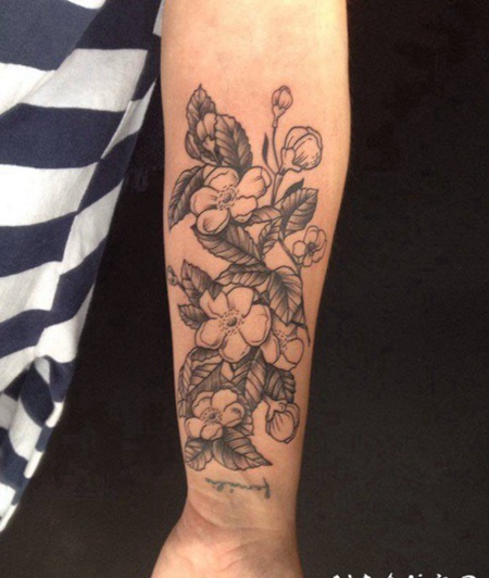 手前臂黑色植物藤素描纹身小花朵图片