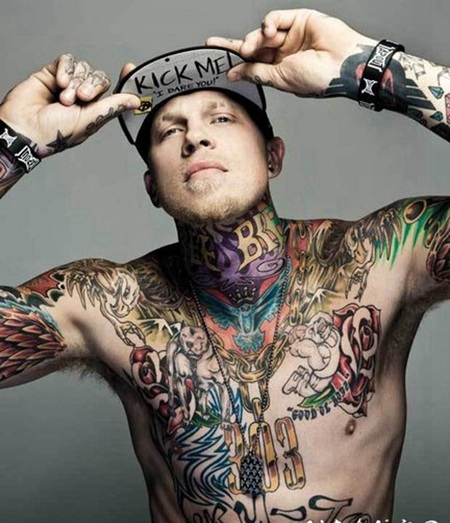 鸟人安德森全身彩绘图腾字母花蕊纹身图案