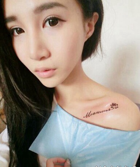 漂亮女孩锁骨英文字母纹身