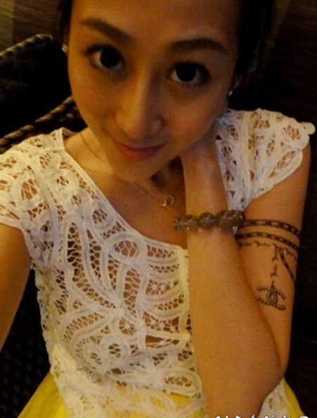 蒋丽莎手臂手链纹身图片