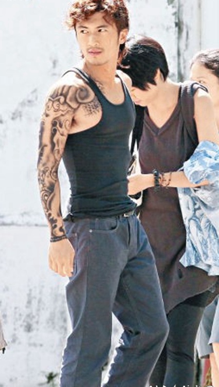 逆战中谢霆锋手臂刺青图片